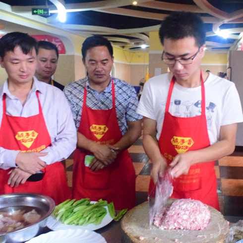 學員學剁肉餡